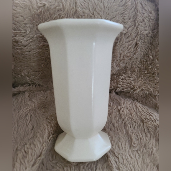 Haeger Vintagre Made In USA Elegant White Ceramic Vase - Picture 1 of 9